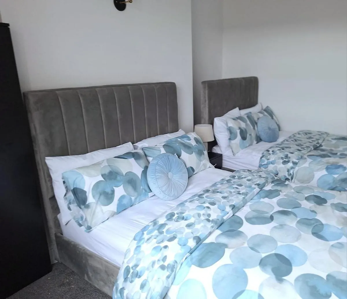 Cosy Place, Centrally Located, Ideal For Groups, 30 Percent Off On Weekly Stays, Entire Apartment, 1 King Size Bed, 2 Double Beds And 1 Sofa Bed Wakefield