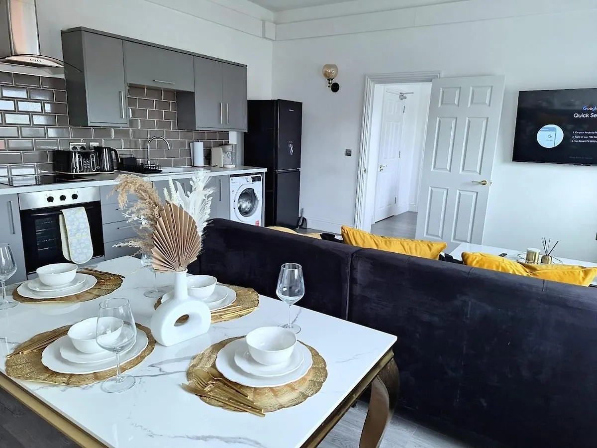 Cosy Place, Centrally Located, Ideal For Groups, 30 Percent Off On Weekly Stays, Entire Apartment, 1 King Size Bed, 2 Double Beds And 1 Sofa Bed Wakefield Apartman