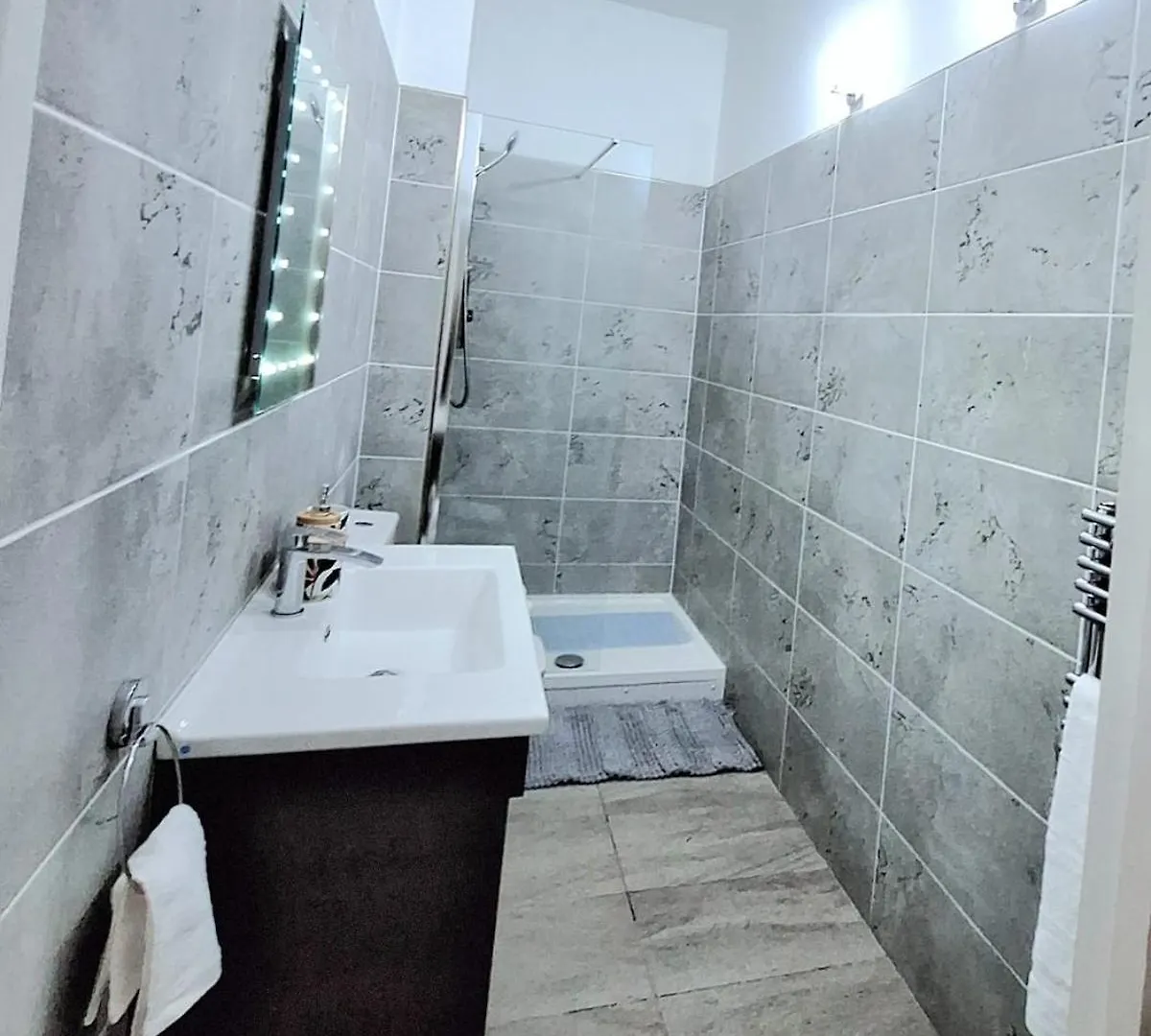 Cosy Place, Centrally Located, Ideal For Groups, 30 Percent Off On Weekly Stays, Entire Apartment, 1 King Size Bed, 2 Double Beds And 1 Sofa Bed Wakefield Apartman